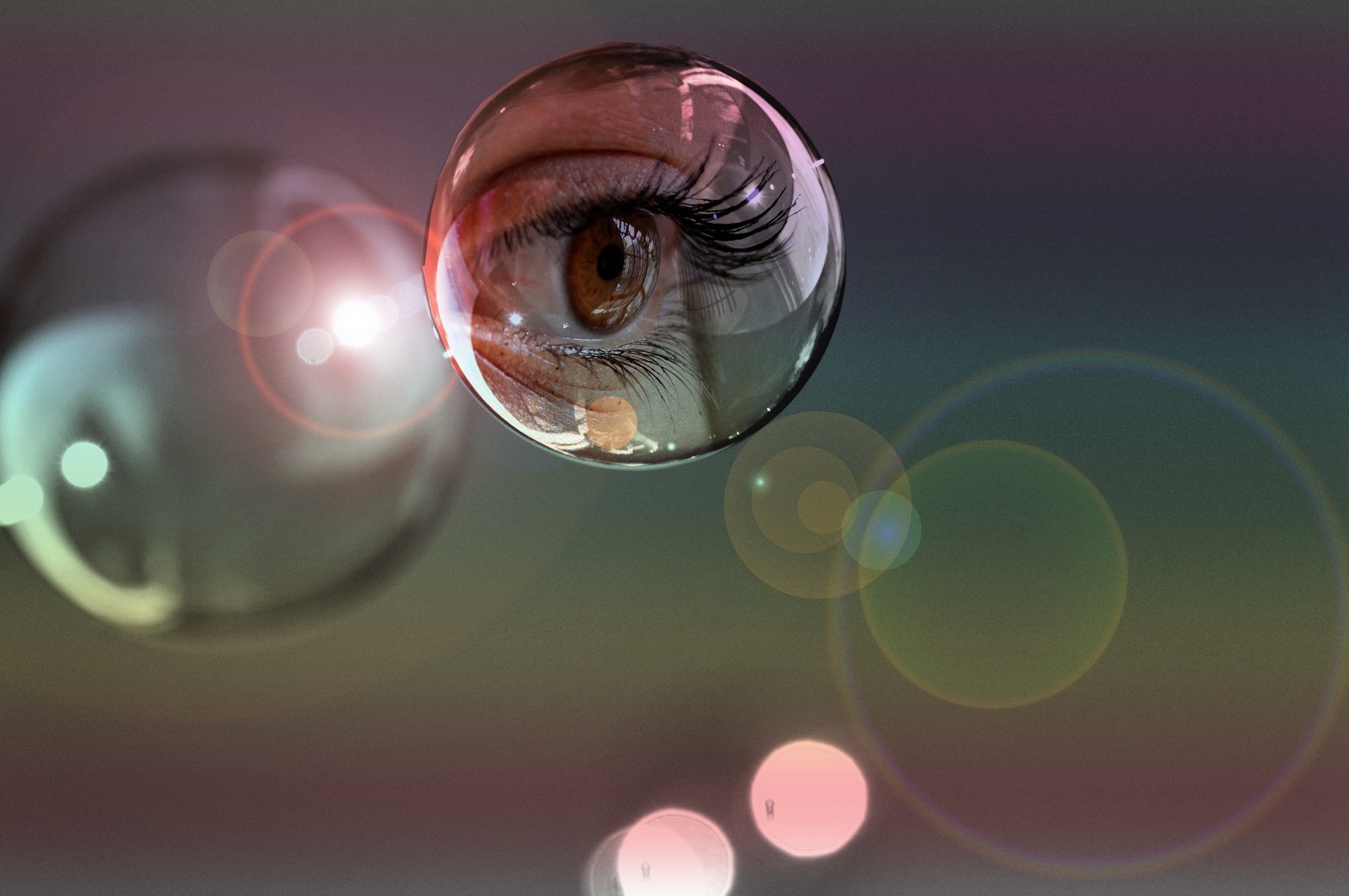 Выключи пузыри. Мыльные пузыри. Блики в глазах. Блики на мыльном пузыре. Отражение в мыльном пузыре.